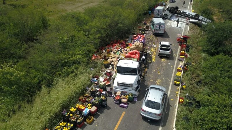 Acidente entre carro e caminhões espalha toneladas de alimentos em estrada no Ceará