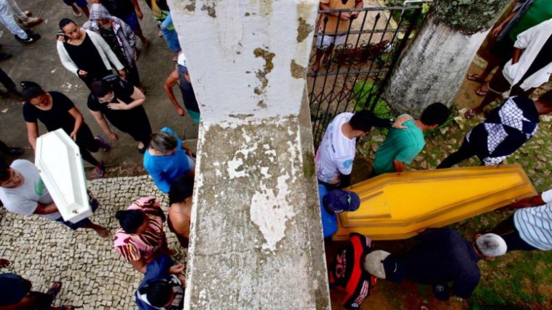 Vítimas de deslizamento de terra em Aratuba são veladas nesta sexta-feira