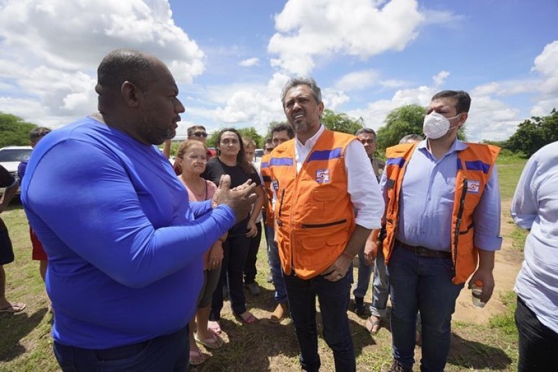 Elmano de Freitas visita Senador Pompeu e acompanha estragos causados pelas fortes chuvas