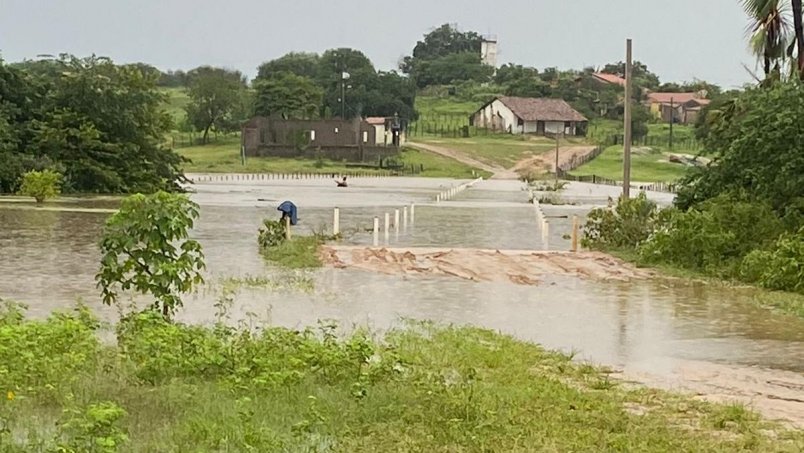 Comunidades de Lavras da Mangabeira ficam isoladas após Rio Salgado transbordar