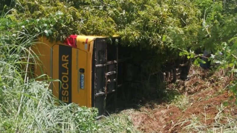 Ônibus escolar tomba e sai da pista após colisão com moto em Cedro, no Ceará