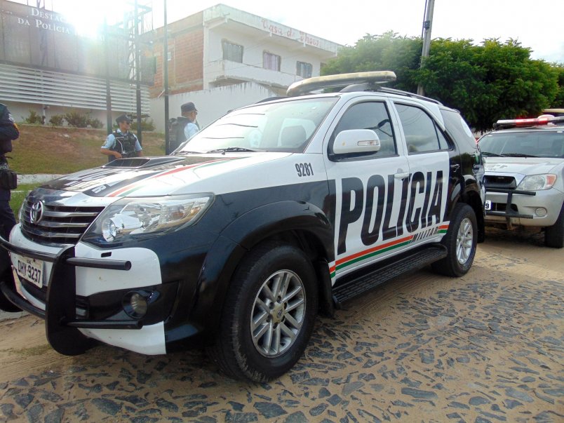 Homem em surto é detido pela Polícia Militar após promover desordem em casas e invadir creche em Quixadá