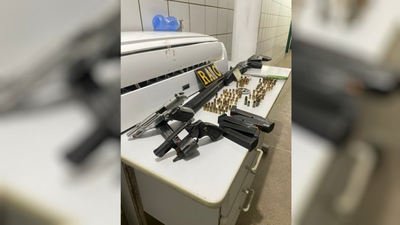 CPRaio apreende três armas de fogo e mais de 100 munições em Caucaia