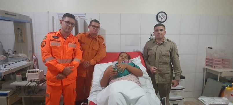 Parto inesperado dentro de kombi tem final feliz com ajuda do Corpo de Bombeiros