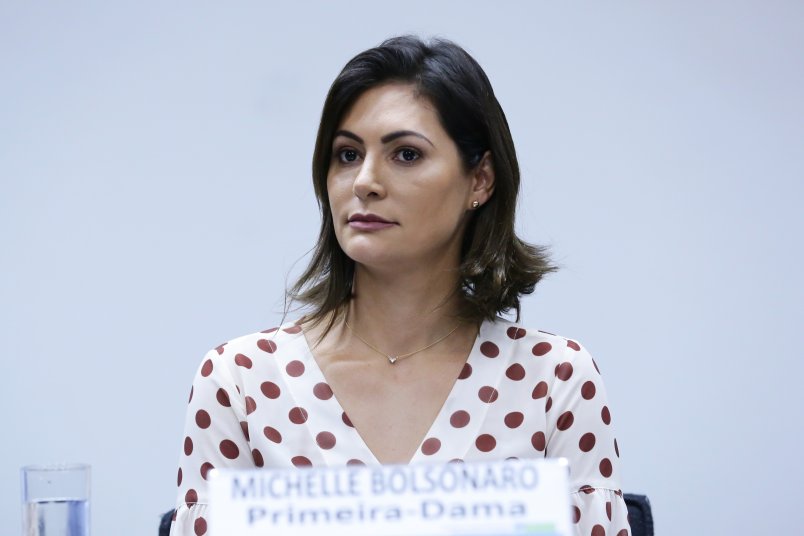 Michelle Bolsonaro afirma que só ela foi vacinada e que soube pela imprensa o motivo da operação da PF