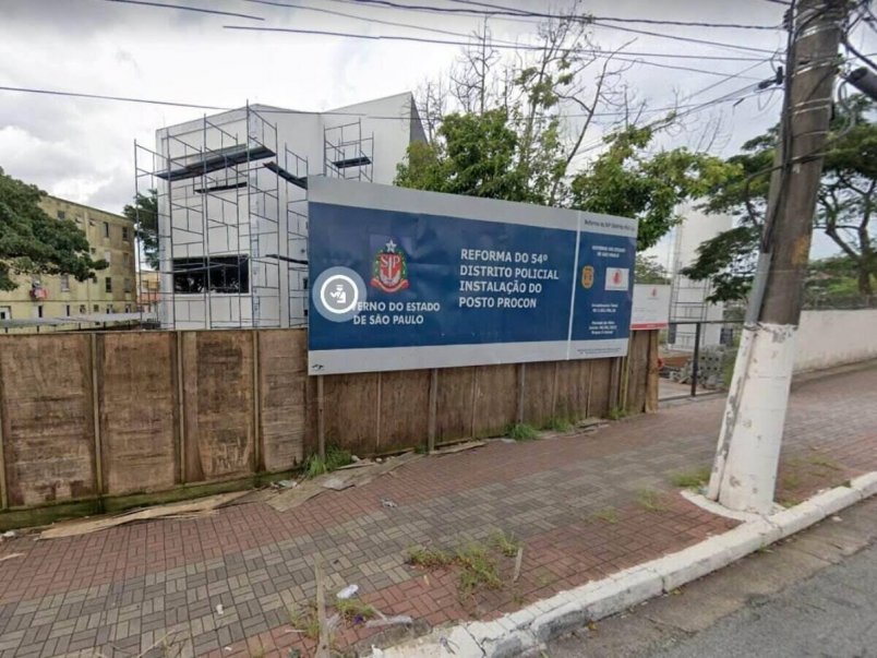 Sem calça e cueca, policial se masturba na frente de colega em DP