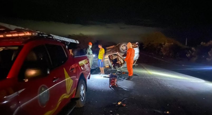 Avó e neta morrem após caminhonete capotar em rodovia no Ceará