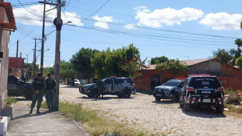 Policial militar mata companheira e resiste a se entregar à polícia, em Fortaleza