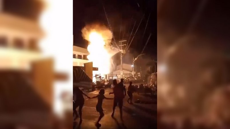 Poste explode e lança 'jato de fogo' em rua movimentada de Juazeiro do Norte, no Ceará