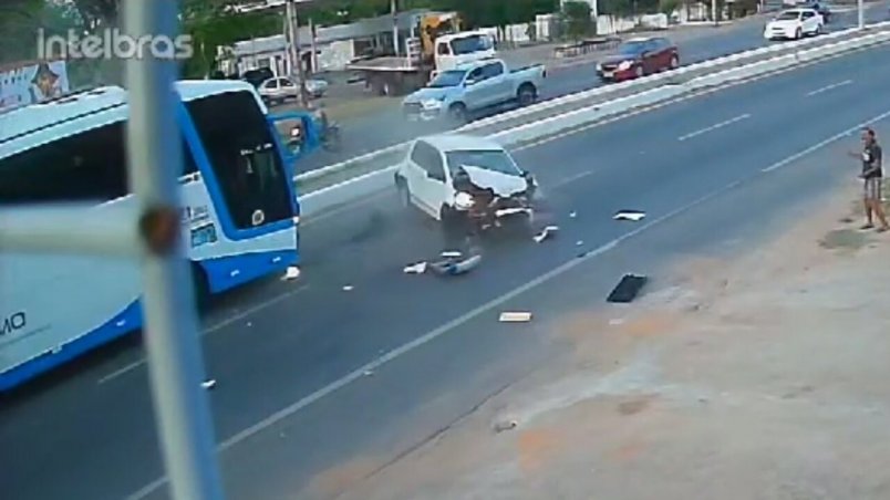 Ônibus falta freio, colide e arremessa carro em Juazeiro do Norte