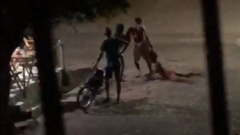 Homem é achado morto horas após arrastar mulher pelos cabelos em rua